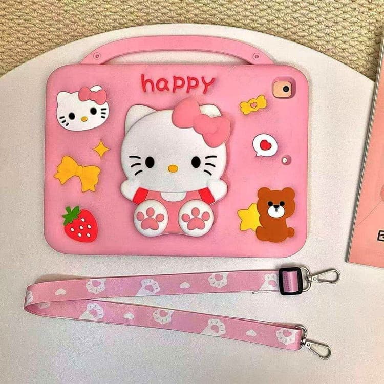 قاب و کاور تبلت سامسونگ Galaxy Tab A (T295/T290) مدل سیلیکونی اورجینال طرح هلو کیتی (Hello Kitty) و توت‌‌فرنگی با پاپ سوکت و قابلیت استند همراه با بند 8.0 اینچ — تصویر ۶