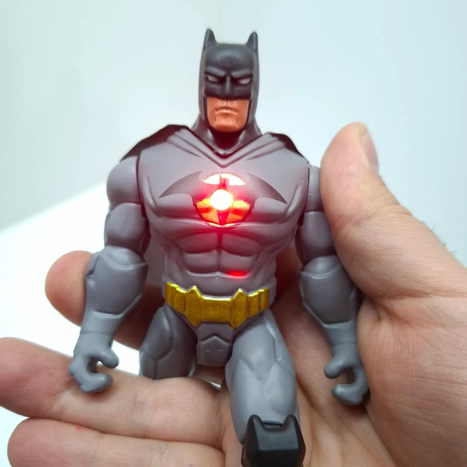 اکشن فیگور بتمن Batman تیر پرتاب‌کن چراغ‌دار کد 15-3099 — تصویر ۳