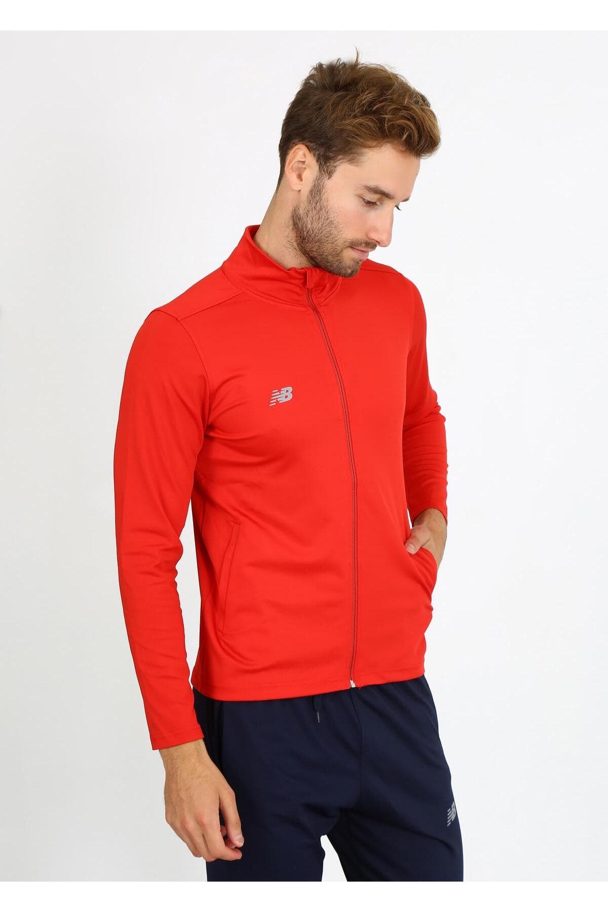ژاکت اسپرت نیو بالانس مردانه پارچه قرمز اسپرت راسته Regular/رگولار Fitted/فیت اسپرت | New Balance NBTM2102 TR — تصویر ۲