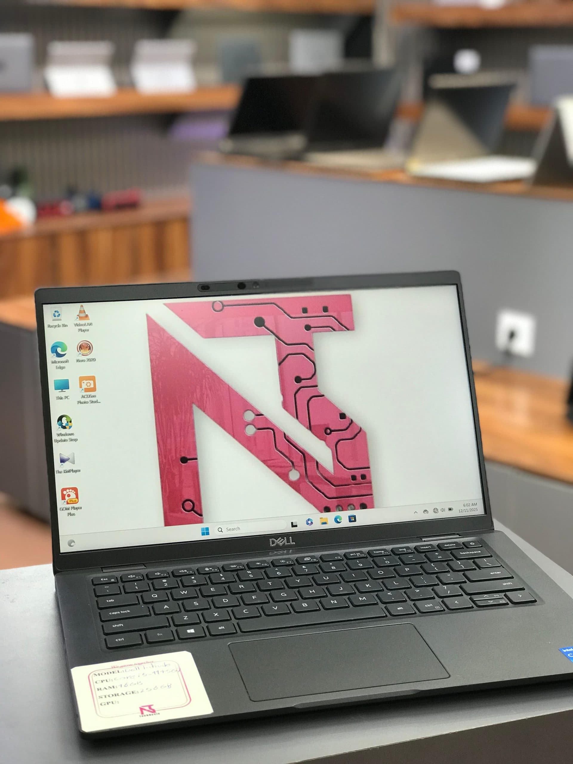 لپ‌تاپ 14 اینچی Dell Latitude 7420 Core i5 1135G7 8GB RAM 256GB SSD – کارکرده