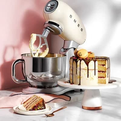 همزن اسمگ پایه استیل کرم مدل Smeg SMF02 — تصویر ۷