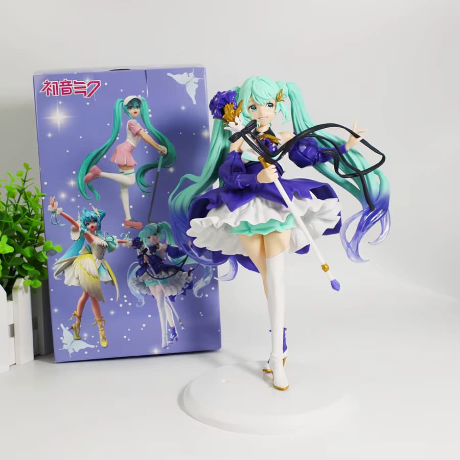 فیگور هاتسونه میکو (Hatsune Miku) با لباس بنفش — تصویر ۳