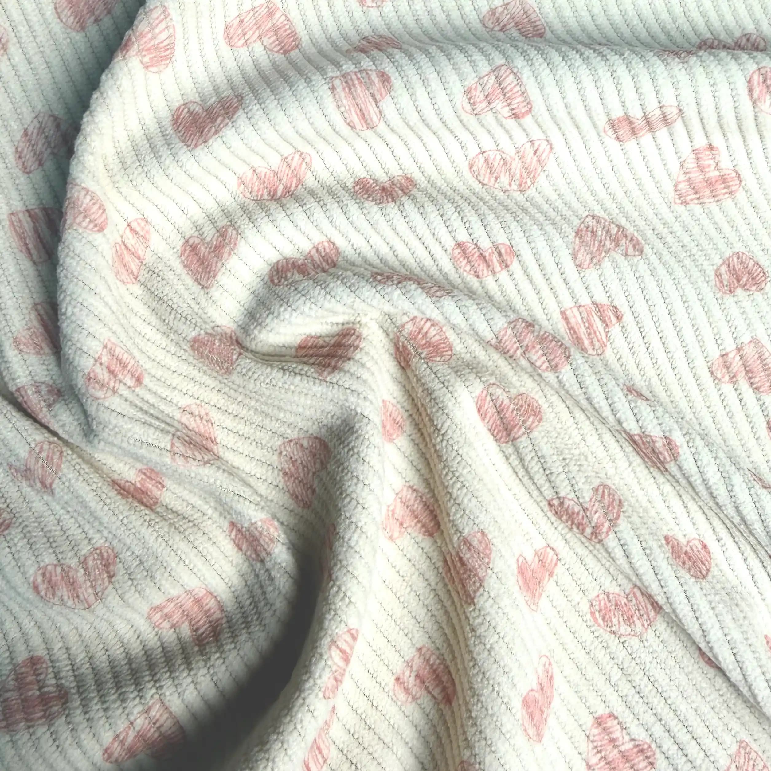 پارچه مخمل کبریتی طرحدار (طرح قلب صورتی زمینه کرم) — تصویر ۲
