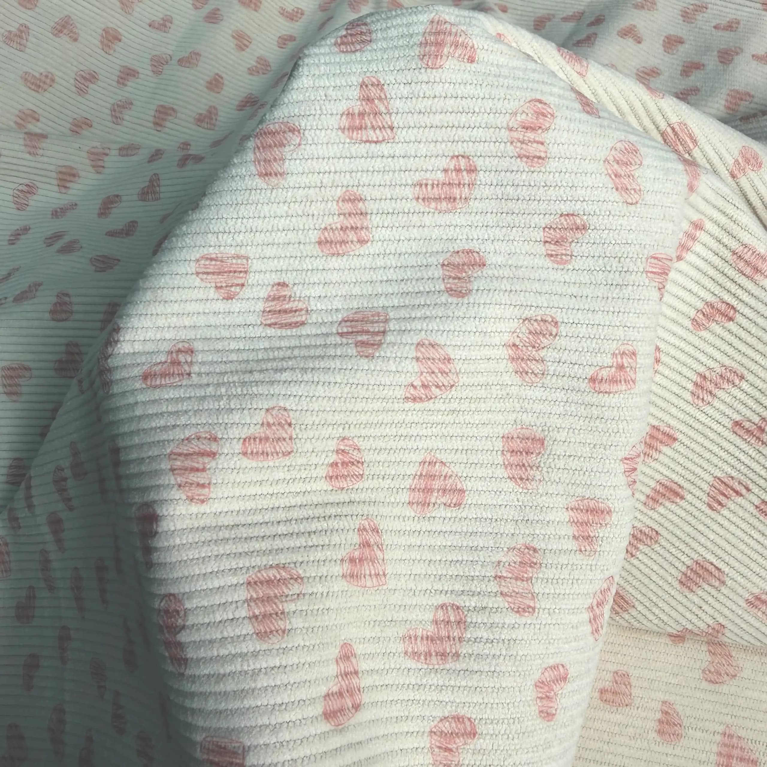پارچه مخمل کبریتی طرحدار (طرح قلب صورتی زمینه کرم) — تصویر ۳