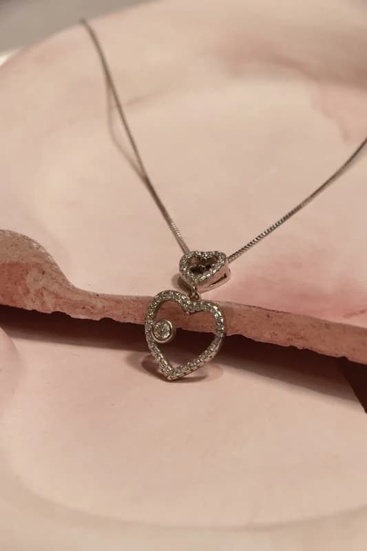 گردنبند نقره زنانه طرح دو قلب نگین دار — تصویر ۳