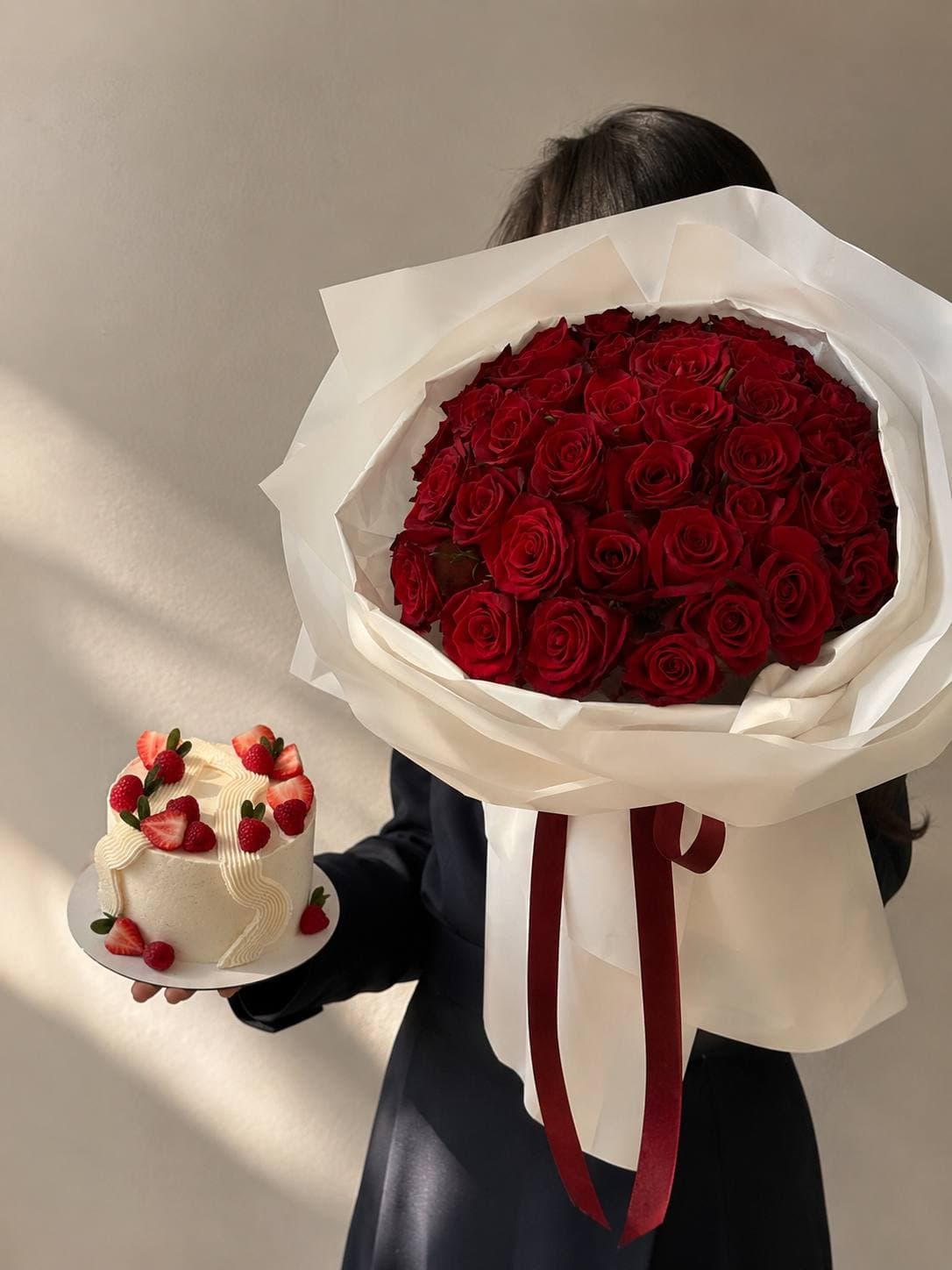 ست دسته گل ۴۰شاخه رز همراه کیک