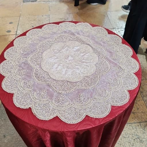 رومیزی گرد تک دانتل مخمل طرح نگین 56 س — تصویر ۳