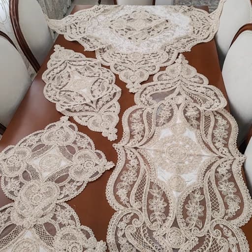 رومیزی پنج تکه مخمل دانتل ترک طرح آی تک — تصویر ۳