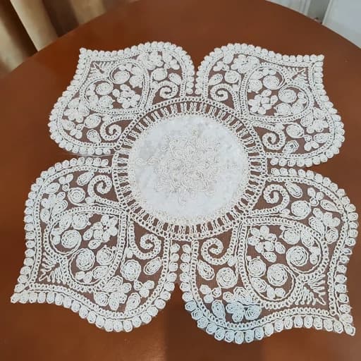 رومیزی عسلی زیربشقابی مربع دانتل مخمل طرح قلب