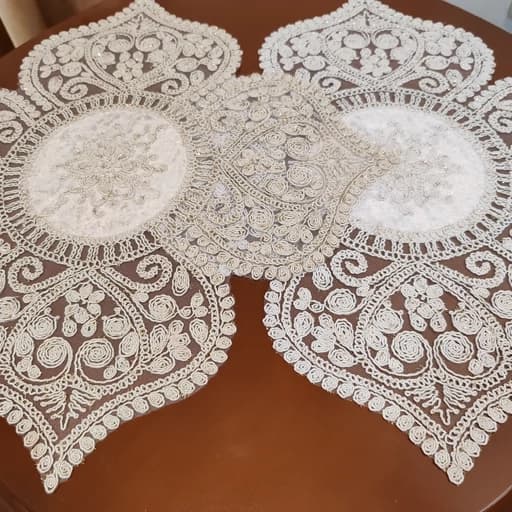 رومیزی عسلی زیربشقابی مربع دانتل مخمل طرح قلب — تصویر ۲