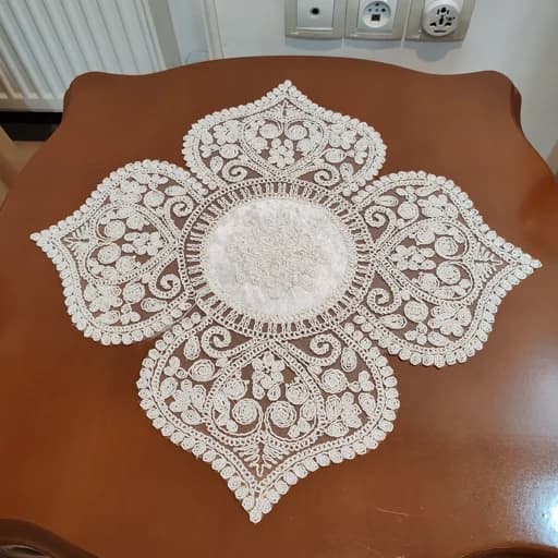 رومیزی عسلی زیربشقابی مربع دانتل مخمل طرح قلب — تصویر ۴