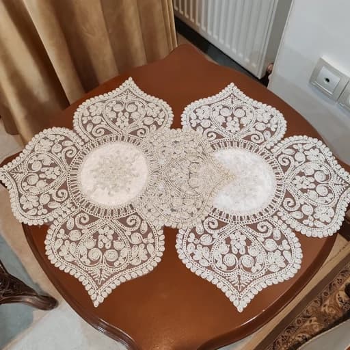 رومیزی عسلی زیربشقابی مربع دانتل مخمل طرح قلب — تصویر ۳