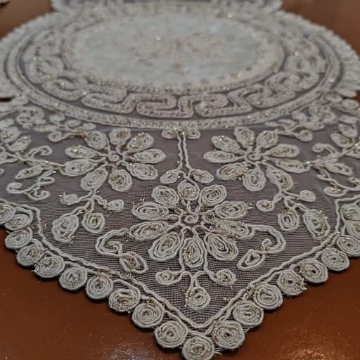 رومیزی عسلی زیبشقابی دانتل مخمل طرح ورساچه 55 — تصویر ۷