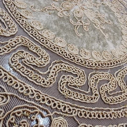 رومیزی عسلی زیبشقابی دانتل مخمل طرح ورساچه 55 — تصویر ۲