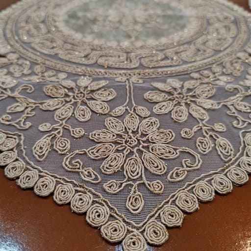 رومیزی عسلی زیبشقابی دانتل مخمل طرح ورساچه 55 — تصویر ۵