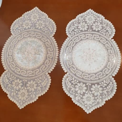 رومیزی عسلی زیبشقابی دانتل مخمل طرح ورساچه 55 — تصویر ۶