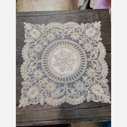 رومیزی عسلی زیربشقابی دانتل مخمل 37 سانتی کیمیا — تصویر ۶