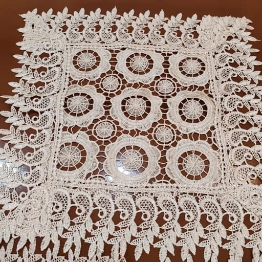 رومیزی عسلی مربع گیپوری سایز 40 سانتی — تصویر ۳
