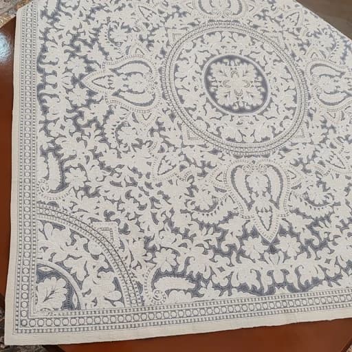 رومیزی مربع مخمل شاین ابریشمی طرح ترنج 92سانت — تصویر ۵