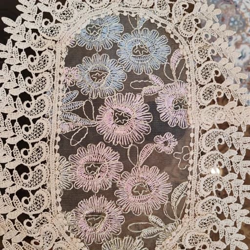 رومیزی بیضی سیم دوزی سه تکه گل طوسی صورتی — تصویر ۴
