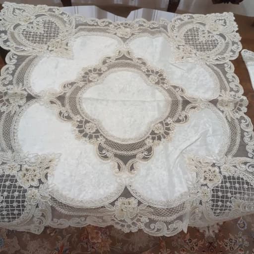 رومیزی مربع مخمل دانتل ترک سه تکه طرح نارین — تصویر ۳