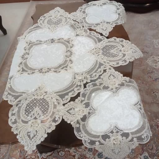 رومیزی مربع مخمل دانتل ترک سه تکه طرح نارین — تصویر ۸