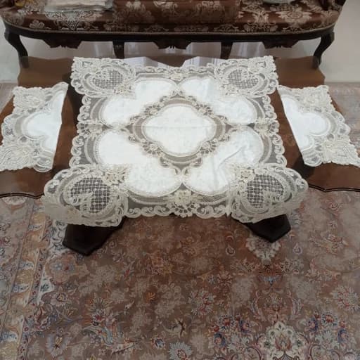 رومیزی مربع مخمل دانتل ترک سه تکه طرح نارین — تصویر ۲