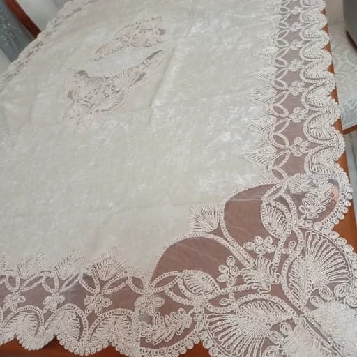 رومیزی غذاخوری 4 نفره مخمل دانتل ترک گندمی — تصویر ۳