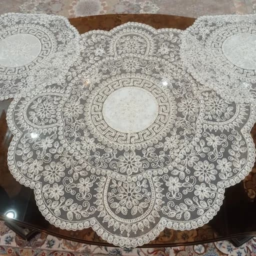 رومیزی گرد دانتل مخمل سه تکه مدل ورساچه طرح ترک — تصویر ۲