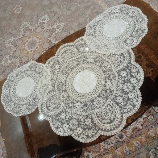 رومیزی گرد دانتل مخمل سه تکه مدل ورساچه طرح ترک — تصویر ۷