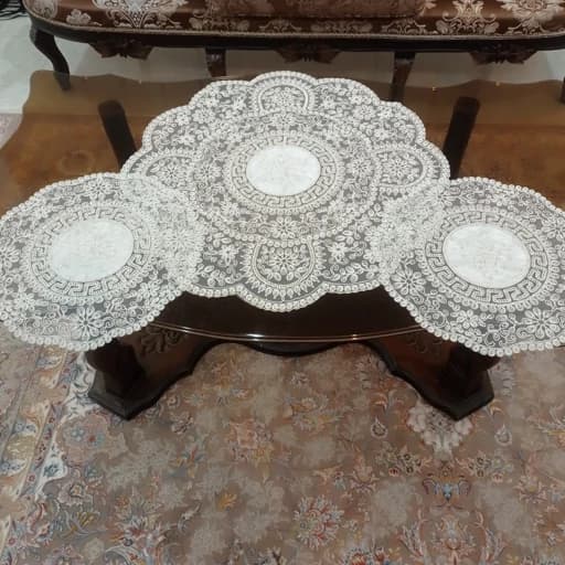 رومیزی گرد دانتل مخمل سه تکه مدل ورساچه طرح ترک