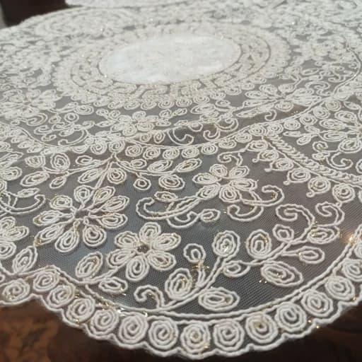 رومیزی گرد دانتل مخمل سه تکه مدل ورساچه طرح ترک — تصویر ۴