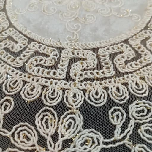 رومیزی گرد دانتل مخمل سه تکه مدل ورساچه طرح ترک — تصویر ۳