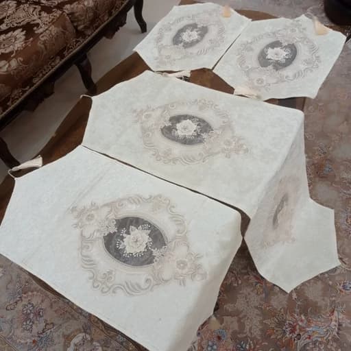 سرویس رومیزی مخمل دانتل جدید طرح گل برجسته 4 تکه — تصویر ۴