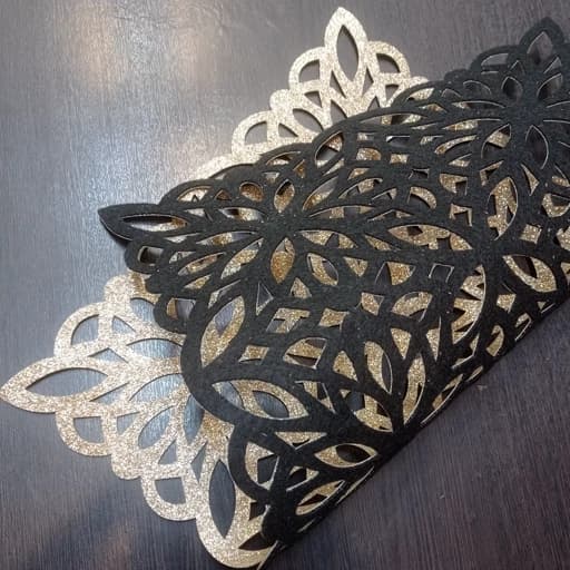 رومیزی مربع چرم اکلیلی مدل پاییز 30 سانتی — تصویر ۳