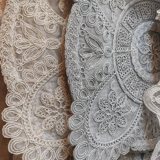 رومیزی عسلی مربع دانتل مخمل 37سانتی — تصویر ۴