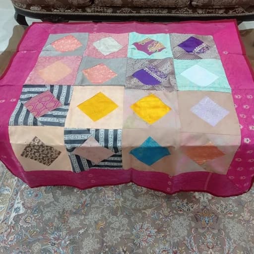 رومیزی مربع هندی مدل چهل تکه 1 در1 — تصویر ۴