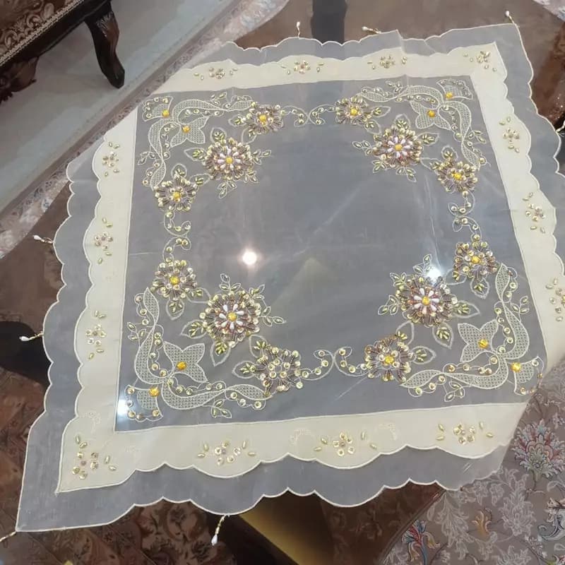 رومیزی مربع حریر ساتن کرم طلایی منجوق ملیله دوزی سایز 70 — تصویر ۲