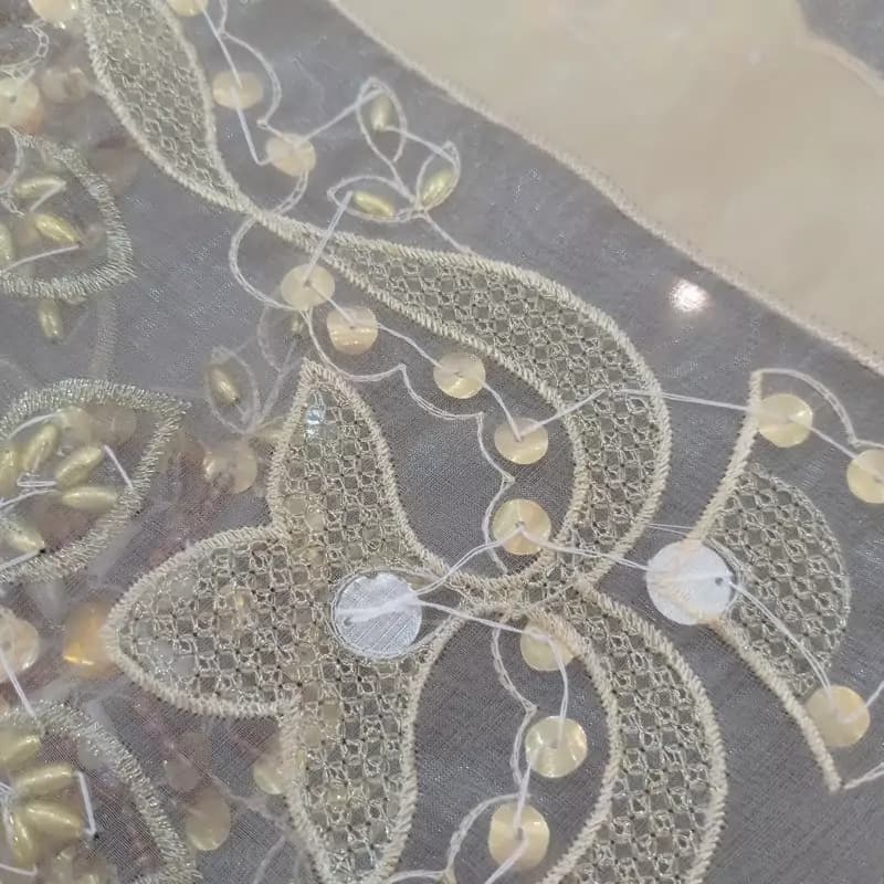 رومیزی مربع حریر ساتن کرم طلایی منجوق ملیله دوزی سایز 70 — تصویر ۵