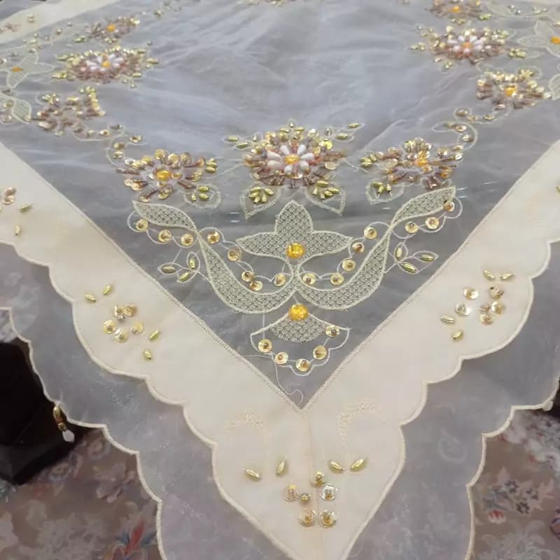 رومیزی مربع حریر ساتن کرم طلایی منجوق ملیله دوزی سایز 70 — تصویر ۸