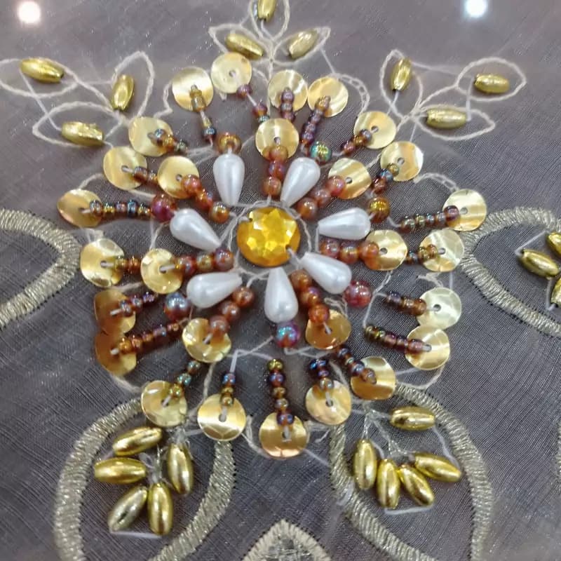 رومیزی مربع حریر ساتن کرم طلایی منجوق ملیله دوزی سایز 70 — تصویر ۳