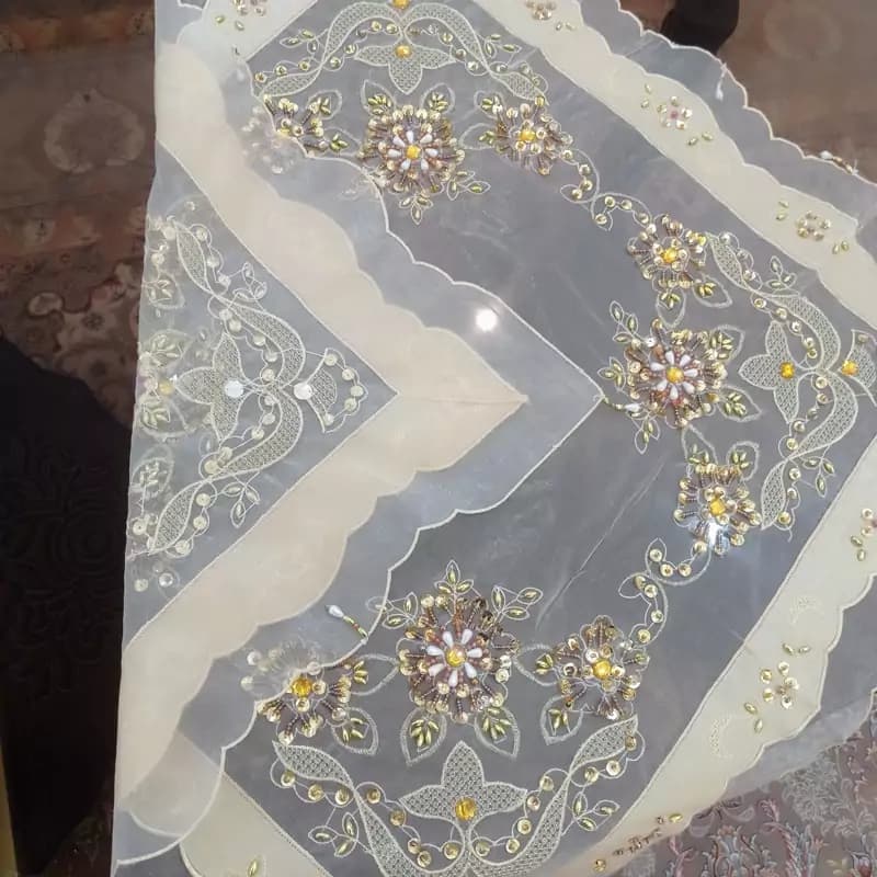رومیزی مربع حریر ساتن کرم طلایی منجوق ملیله دوزی سایز 70 — تصویر ۴