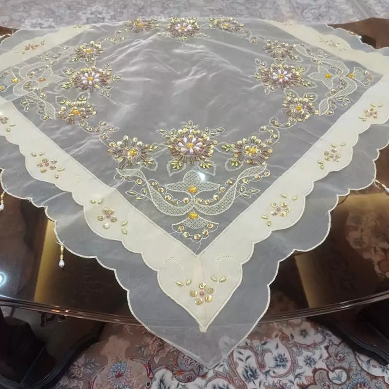 رومیزی مربع حریر ساتن کرم طلایی منجوق ملیله دوزی سایز 70 — تصویر ۶