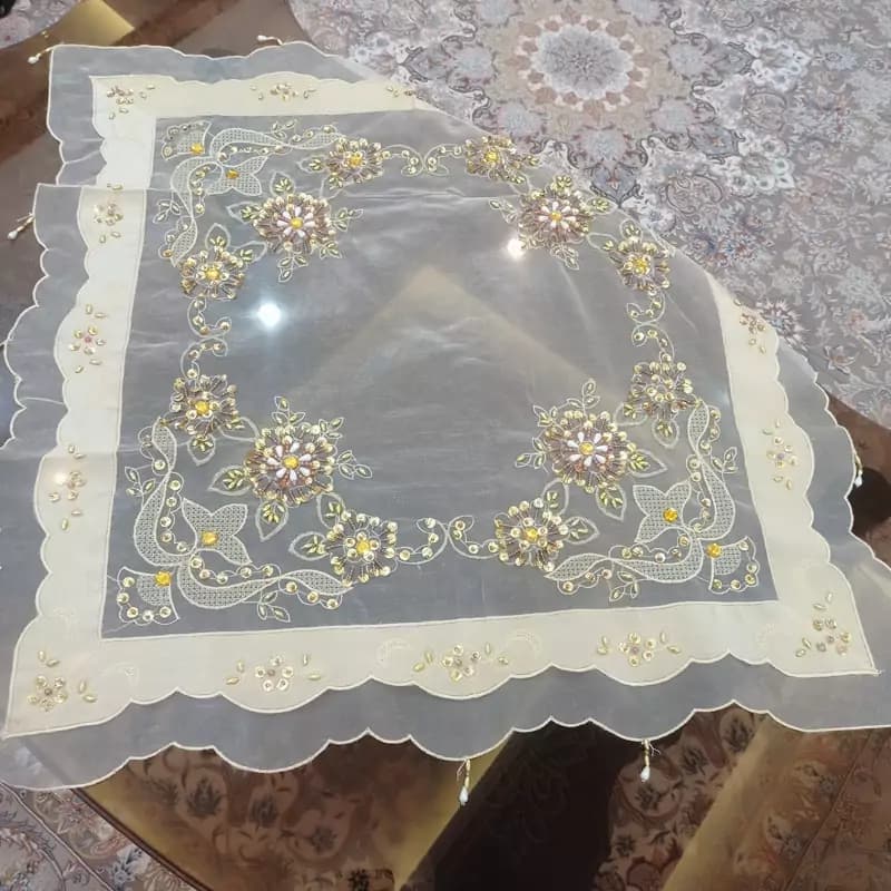 رومیزی مربع حریر ساتن کرم طلایی منجوق ملیله دوزی سایز 70 — تصویر ۷