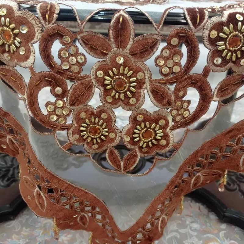 رومیزی مخمل حریر سنگ دوزی مربع 70 سانتی قهوه ای — تصویر ۵