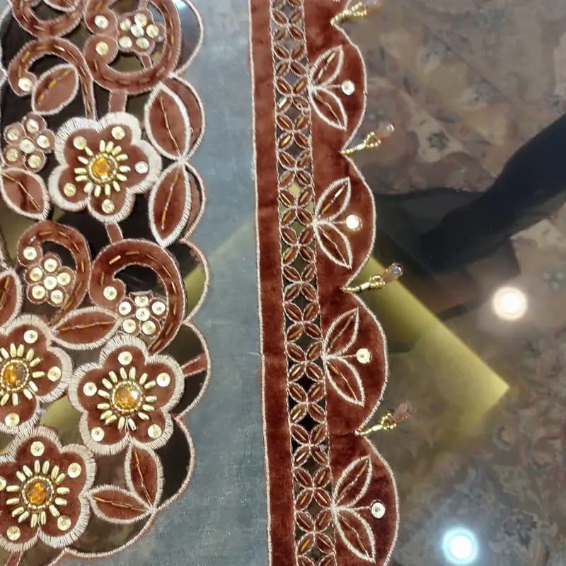 رومیزی مخمل حریر سنگ دوزی مربع 70 سانتی قهوه ای — تصویر ۳