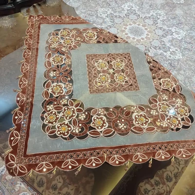 رومیزی مخمل حریر سنگ دوزی مربع 70 سانتی قهوه ای — تصویر ۴