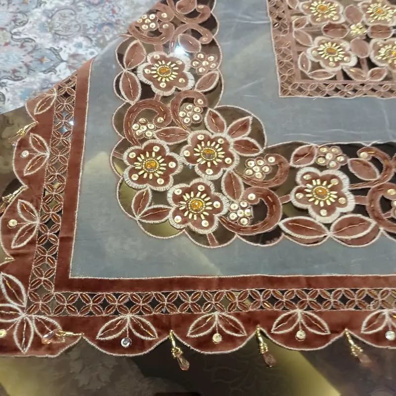 رومیزی مخمل حریر سنگ دوزی مربع 70 سانتی قهوه ای — تصویر ۷