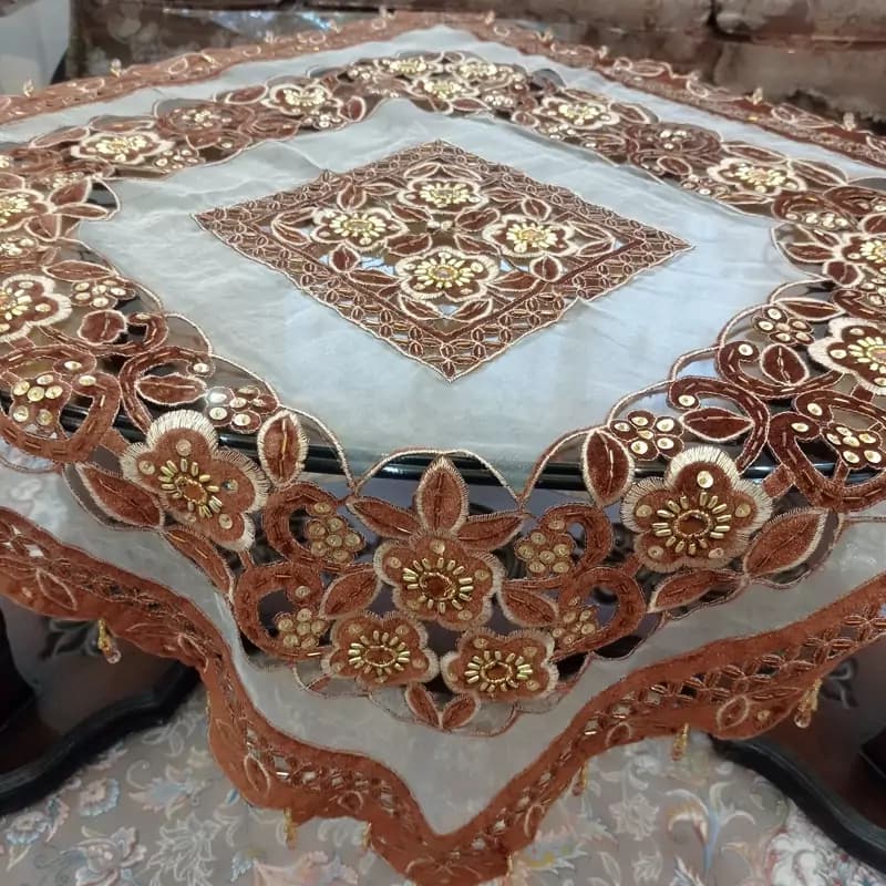 رومیزی مخمل حریر سنگ دوزی مربع 70 سانتی قهوه ای — تصویر ۲