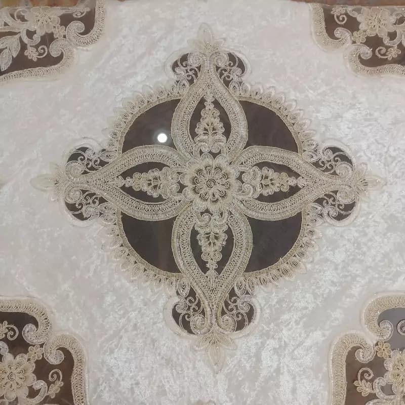 رومیزی مربع مخمل دانتل ترک مدل آیسل سایز 110 در 110 — تصویر ۴